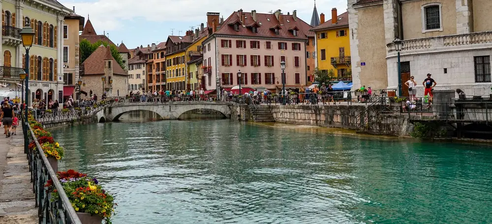Annecy : la vieille ville et le canal du Thiou, avec le Palais de l’Île en arrière-plan