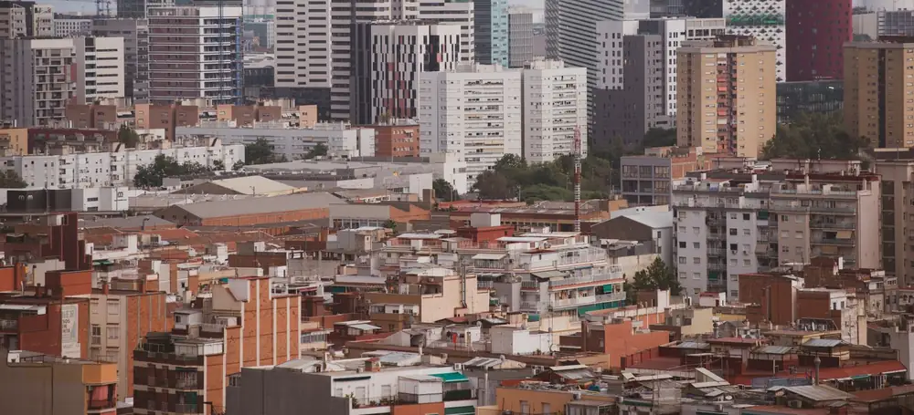 Barcelona: las torres del 22@ y las manzanas del Poblenou, con el mar al fondo