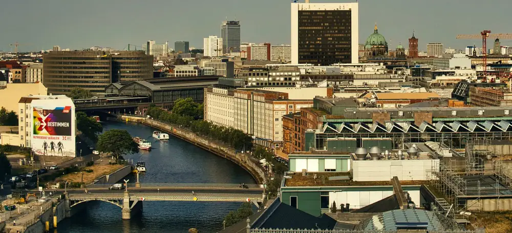 Berlin von oben: die Spree, der Fernsehturm und die Bürohäuser der Mitte im Abendlicht