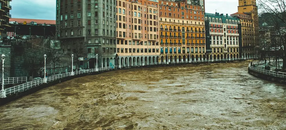 Bilbao: las fachadas de colores a orillas de la ría del Nervión