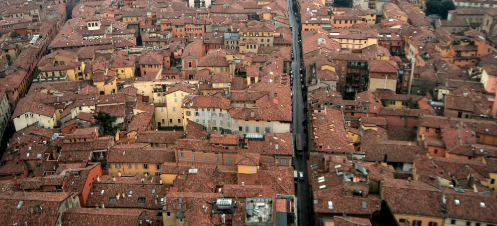 Bologna dall'alto: i tetti rossi del centro storico e le sue vie strette