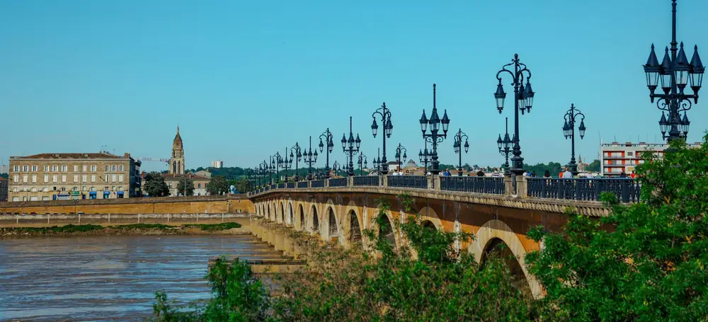 Bordeaux : le pont de pierre et ses lampadaires au-dessus de la Garonne
