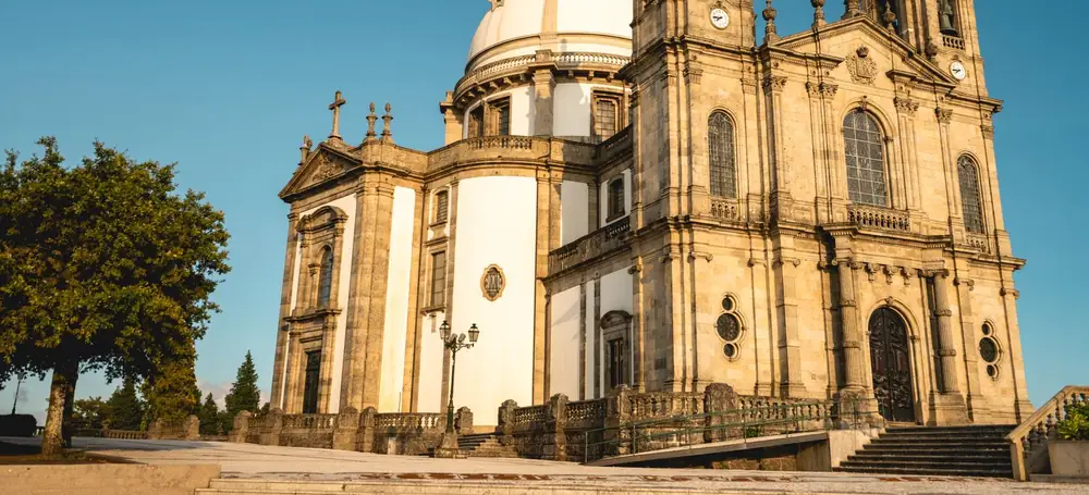 Braga: a fachada do Santuário do Sameiro ao fim da tarde
