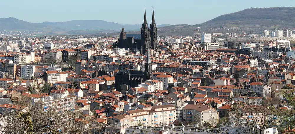 Clermont-Ferrand vue depuis le parc de Montjuzet : les toits, la cathédrale en pierre de lave et les collines de la Limagne