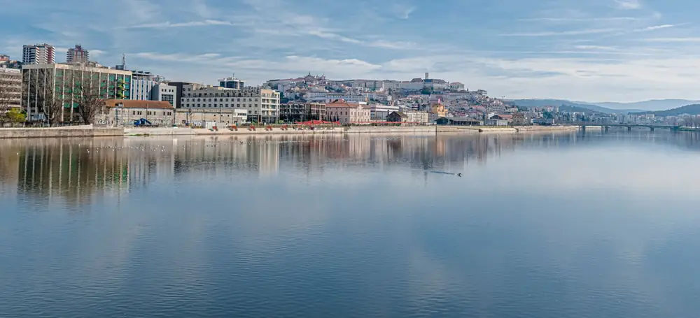 Coimbra: a cidade e a Universidade na colina, refletidas no rio Mondego