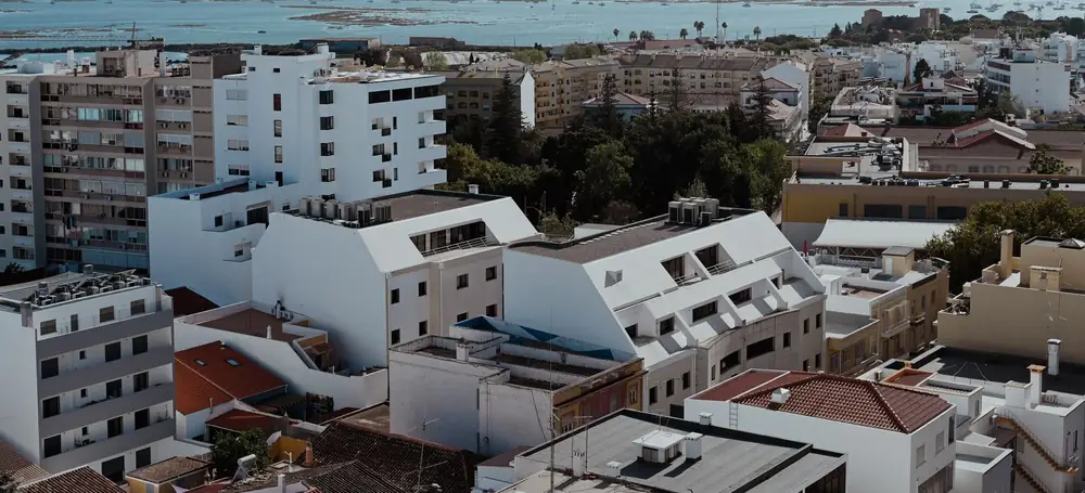 Faro vista de cima: os telhados da cidade velha, a ria Formosa e o mar