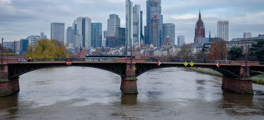 Frankfurt am Main: die Skyline des Bankenviertels und der Dom, gesehen von der Ignatz-Bubis-Brücke