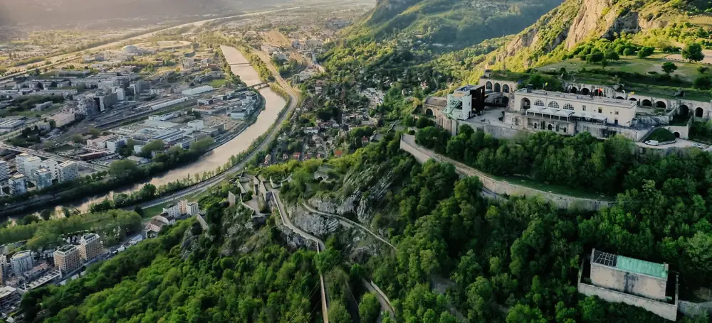 Grenoble vue depuis la Bastille : l’Isère, la ville et les falaises du Vercors au couchant