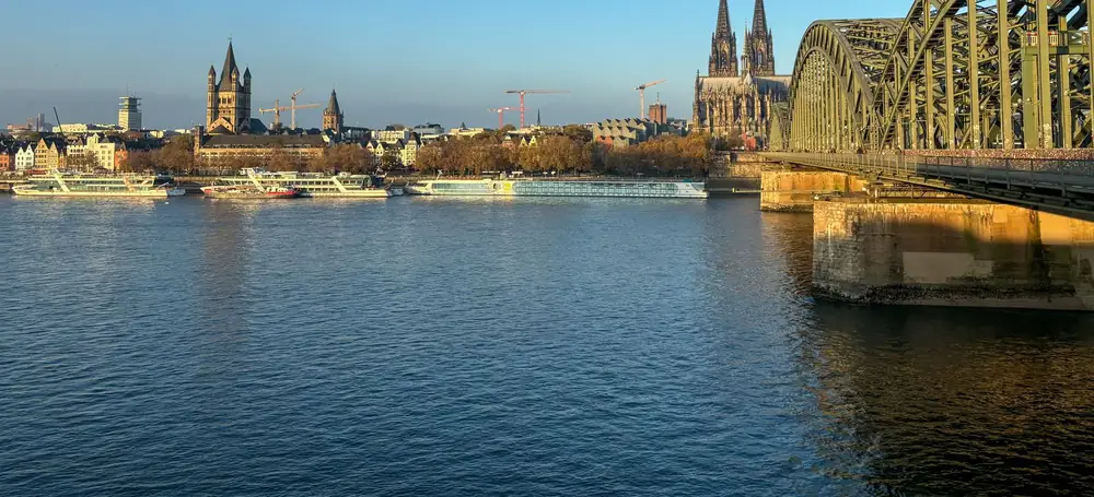 Köln am Rhein: die Hohenzollernbrücke, der Dom und die Altstadt im Morgenlicht
