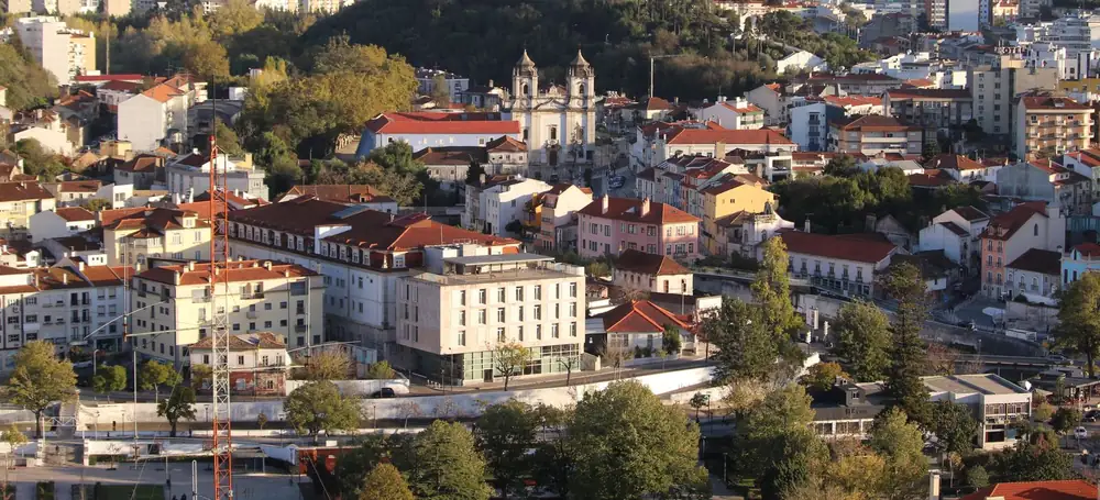 Leiria vista de cima: os telhados da cidade, a igreja de duas torres e as colinas em redor