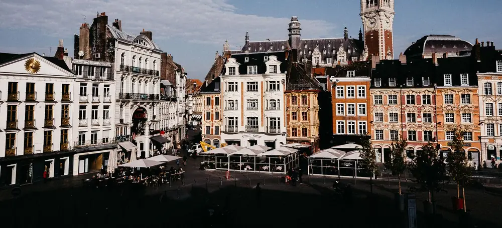 Lille : la Grand-Place, ses façades flamandes et le beffroi de la Chambre de commerce
