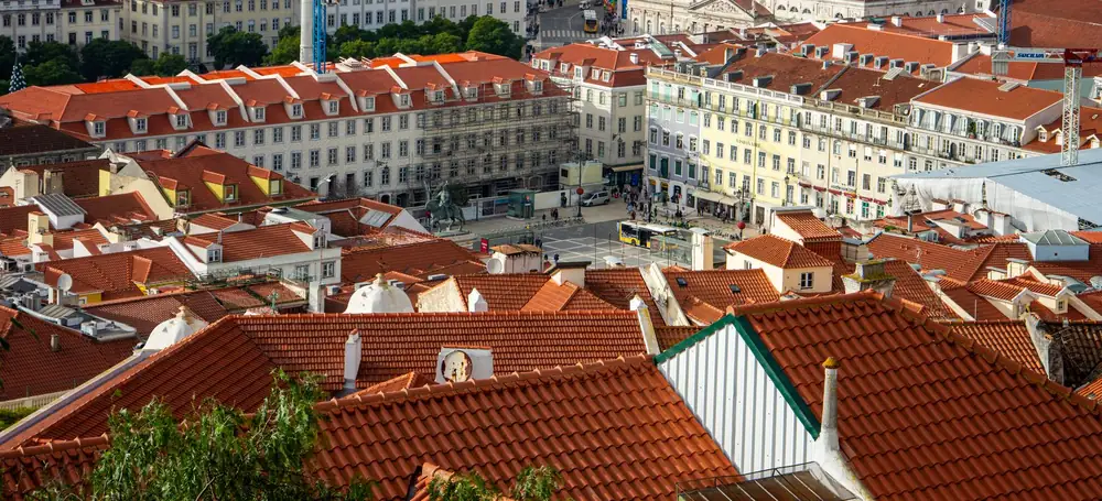 Lisboa vista de cima: a Baixa, o Rossio, os telhados vermelhos e as fachadas do centro