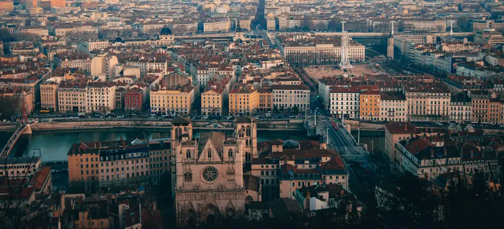 Vue aérienne de Lyon depuis Fourvière : la cathédrale Saint-Jean, la Saône, les quais et la place Bellecour
