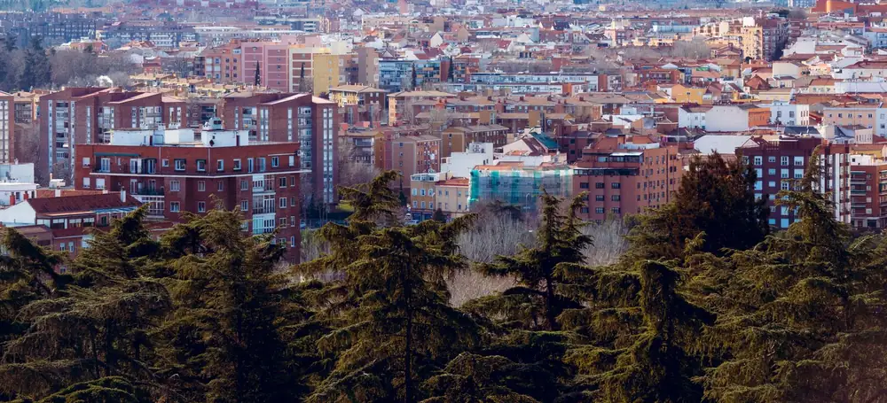 Madrid desde el oeste: los tejados de la ciudad, los bloques de viviendas y las torres del norte en el horizonte
