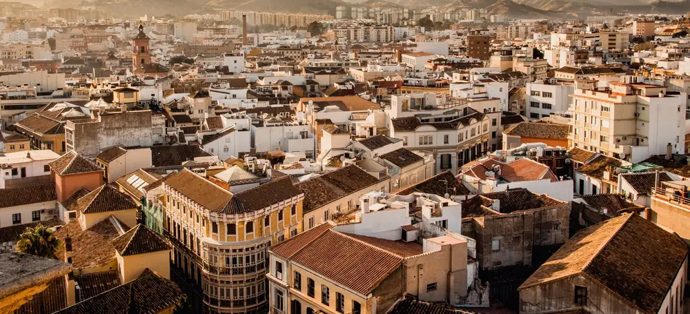 Málaga desde arriba: los tejados de la ciudad, la torre de la catedral y los montes al fondo