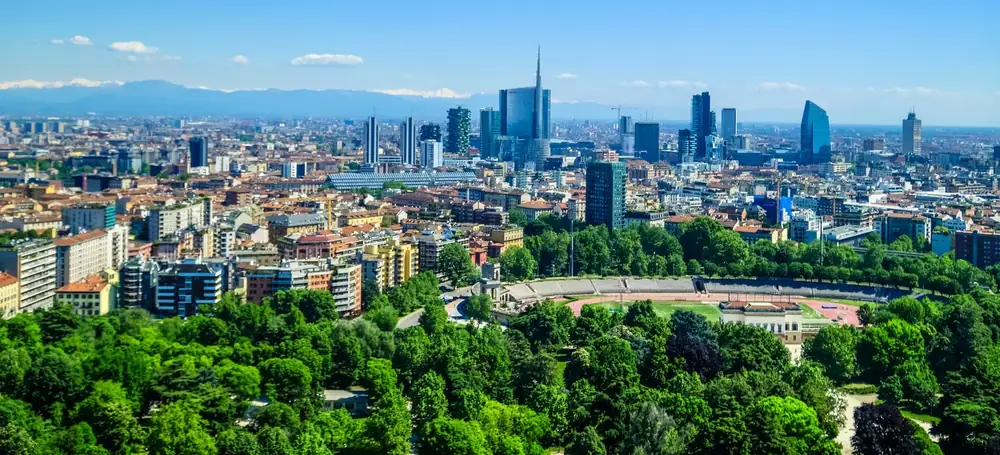 Milano dall'alto: lo skyline di Porta Nuova, i tetti della città e le Alpi all'orizzonte
