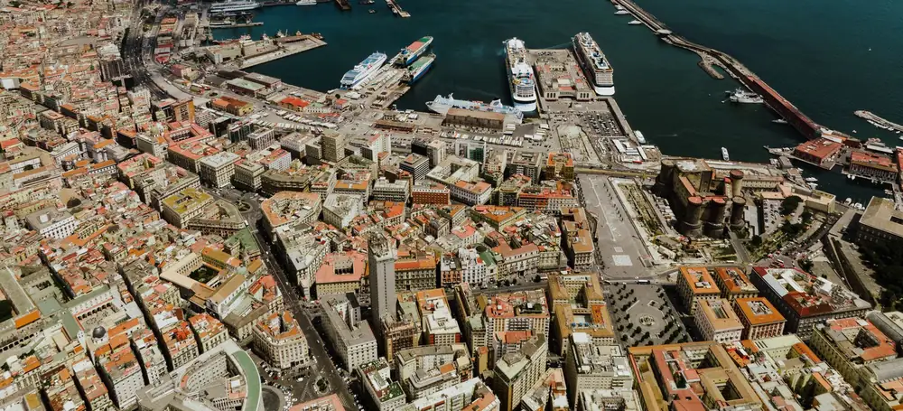 Napoli dall'alto: il porto, la città e il Vesuvio sullo sfondo