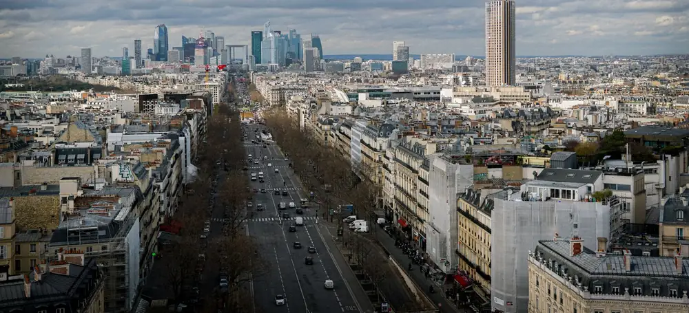 Paris vue depuis l’Arc de Triomphe : l’avenue de la Grande-Armée, les toits haussmanniens et les tours de La Défense à l’horizon