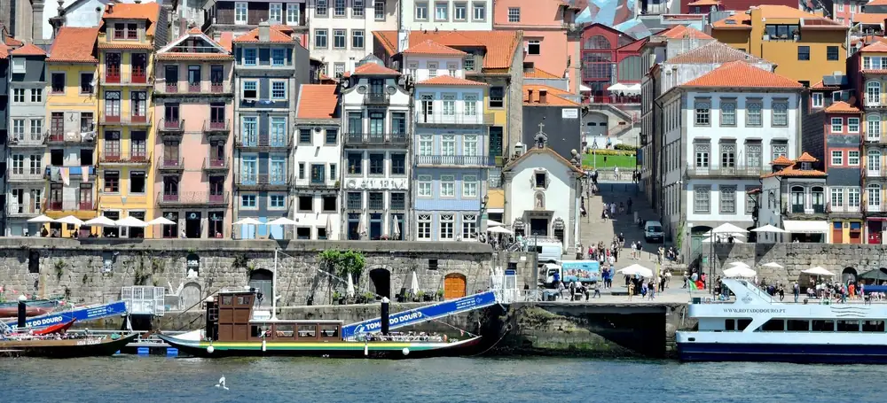 Porto: as casas coloridas da Ribeira e os barcos rabelos no cais do Douro