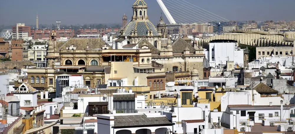 Sevilla desde arriba: las cúpulas y los tejados del casco histórico, con el puente del Alamillo al fondo