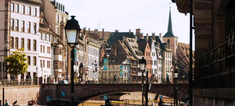 Strasbourg : les quais de l’Ill, les maisons à colombages et la flèche de la cathédrale