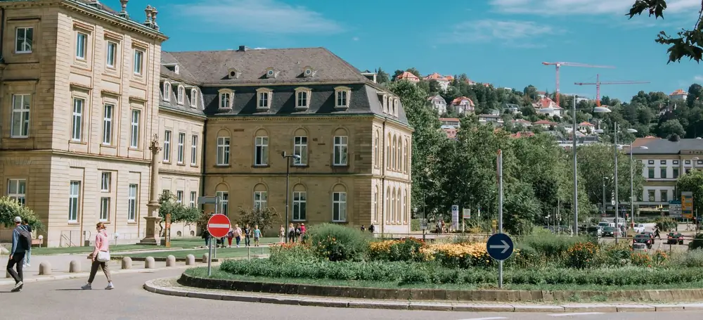 Stuttgart: historische Gebäude in der Innenstadt, die bewaldeten Hänge im Hintergrund