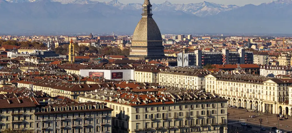 Torino: la Mole Antonelliana e i tetti della città con le Alpi sullo sfondo
