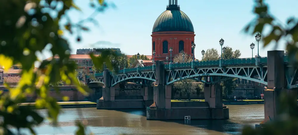Toulouse : le pont Saint-Pierre sur la Garonne et le dôme de la Grave