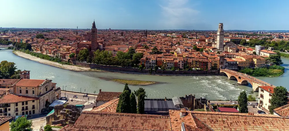 Verona dall'alto: l'Adige, il Ponte Pietra e i campanili del centro storico